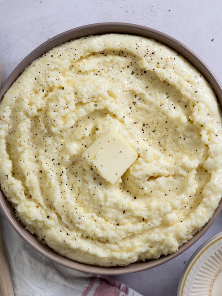 southern grits in a large bowl