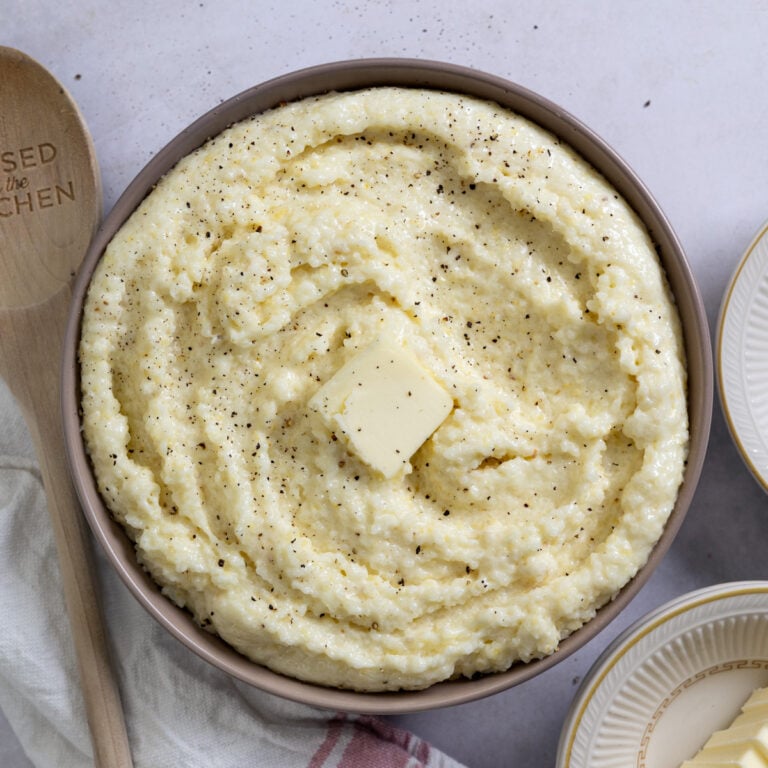 southern grits in a large bowl